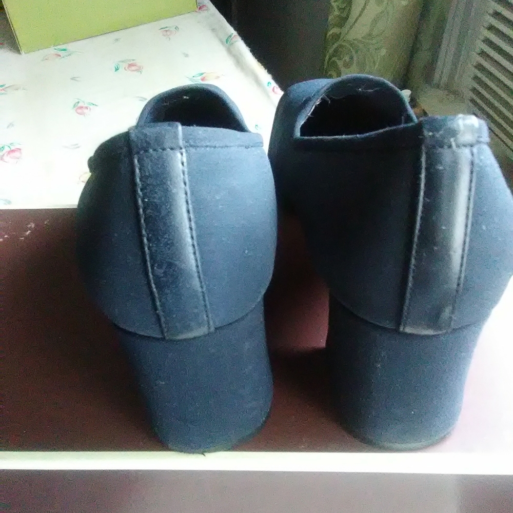 Shoe - Picture 2 of 3